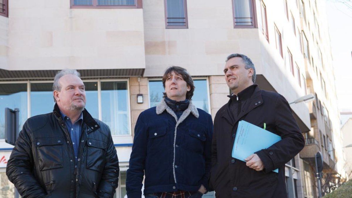 Los procuradores del Grupo Socialista, José Francisco Martín (I) y Javier Izquierdo, acompañados por el alcalde de la ciudad y secretario provincial del Psoe, Carlos Martínez (C), se dirigen a la sede del Servicio Territorial de Industria en Soria para re-Ical