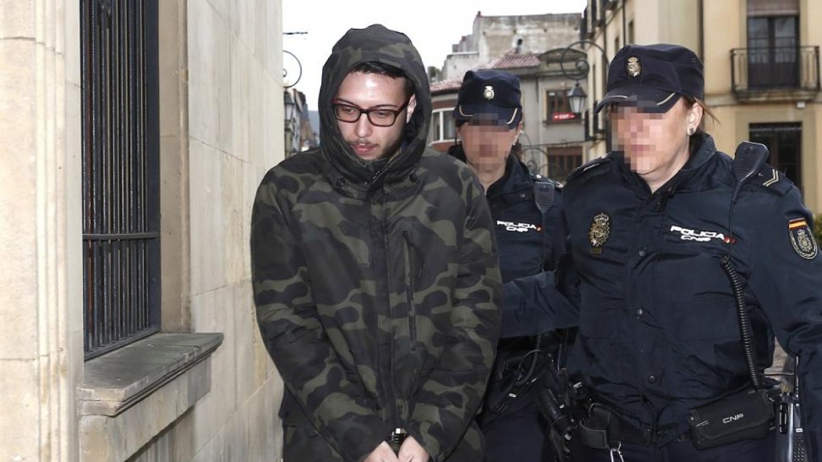 El acusado, acompañado por dos Policías Nacionales.-ICAL