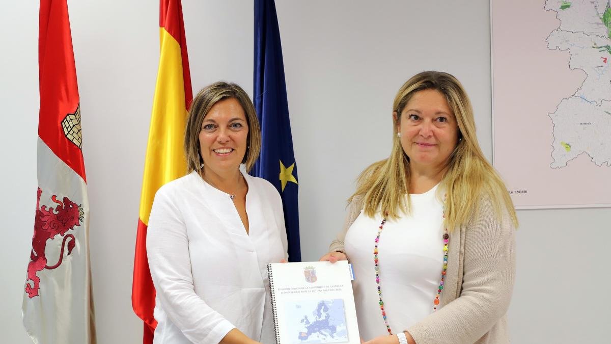 La consejera de Agricultura, Milagros Marcos, se reúne con la eurodiputada Esther Herranz.-MIRIAM CHACÓN / ICAL