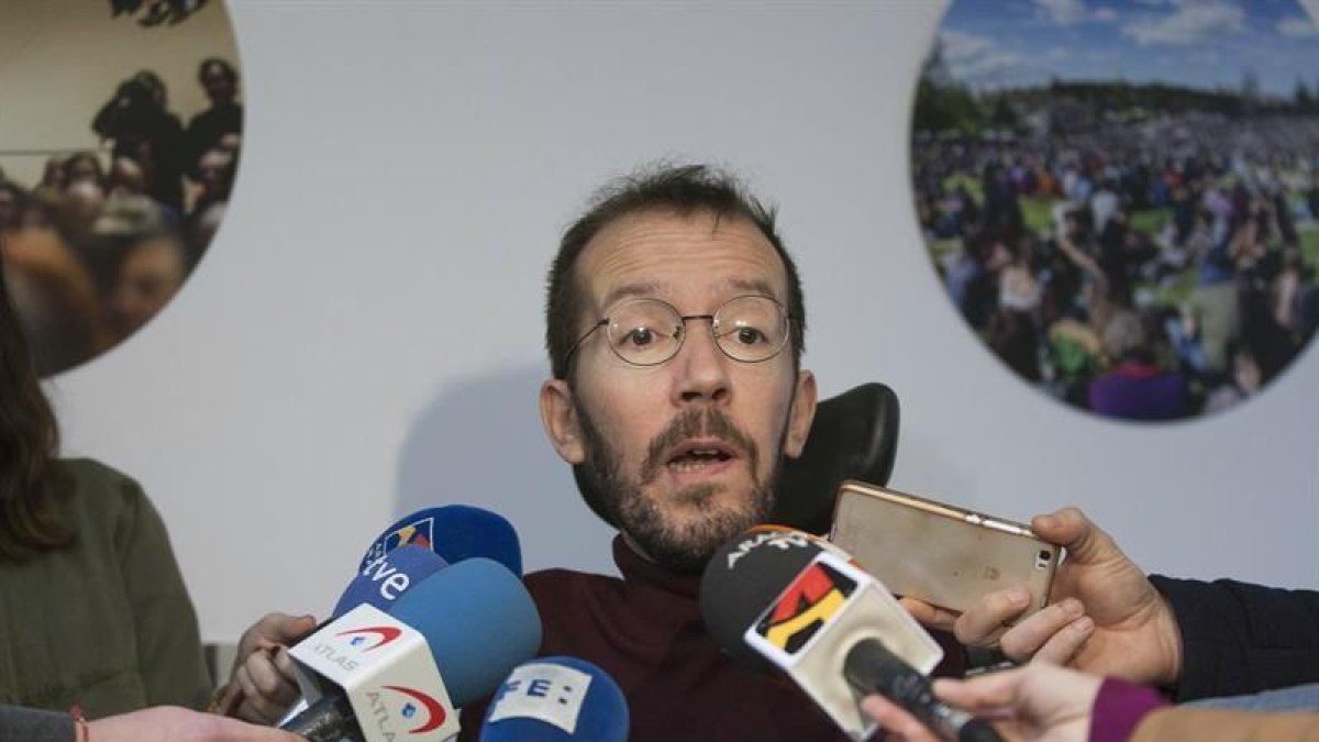 El secretario de Organización de Podemos, Pablo Echenique, durante la rueda de prensa en Zaragoza.-EFE/Toni Galán