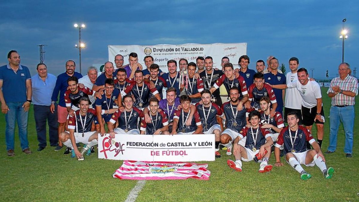Los campeones del Trofeo Diputación posan con los técnicos, directivos y organizadores, ayer en Matapozuelos.-REYES MOYANO