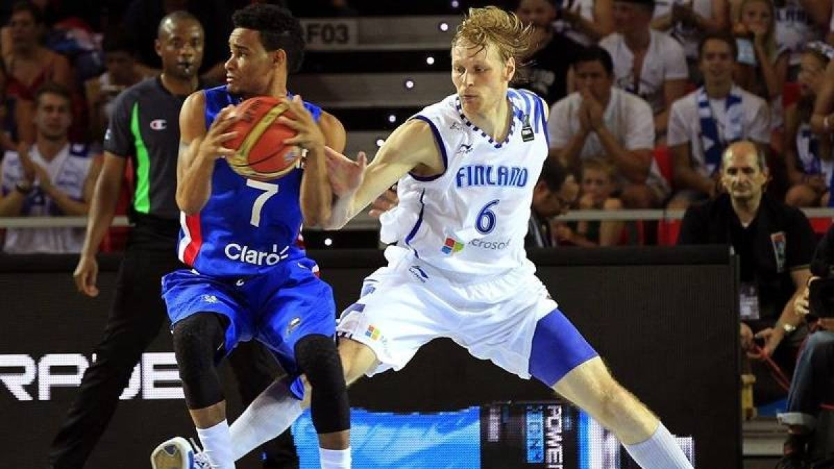 El pívot finlandes Tuukka Kotti(i) lanza a canasta con la oposición del pívot dominicano Jack Martinez(d) durante el partido de la tercera jornada de la Copa del Mundo de Baloncesto 2014, grupo C, que las selecciones de Finlandia y República Dominicana di-Foto: EFE