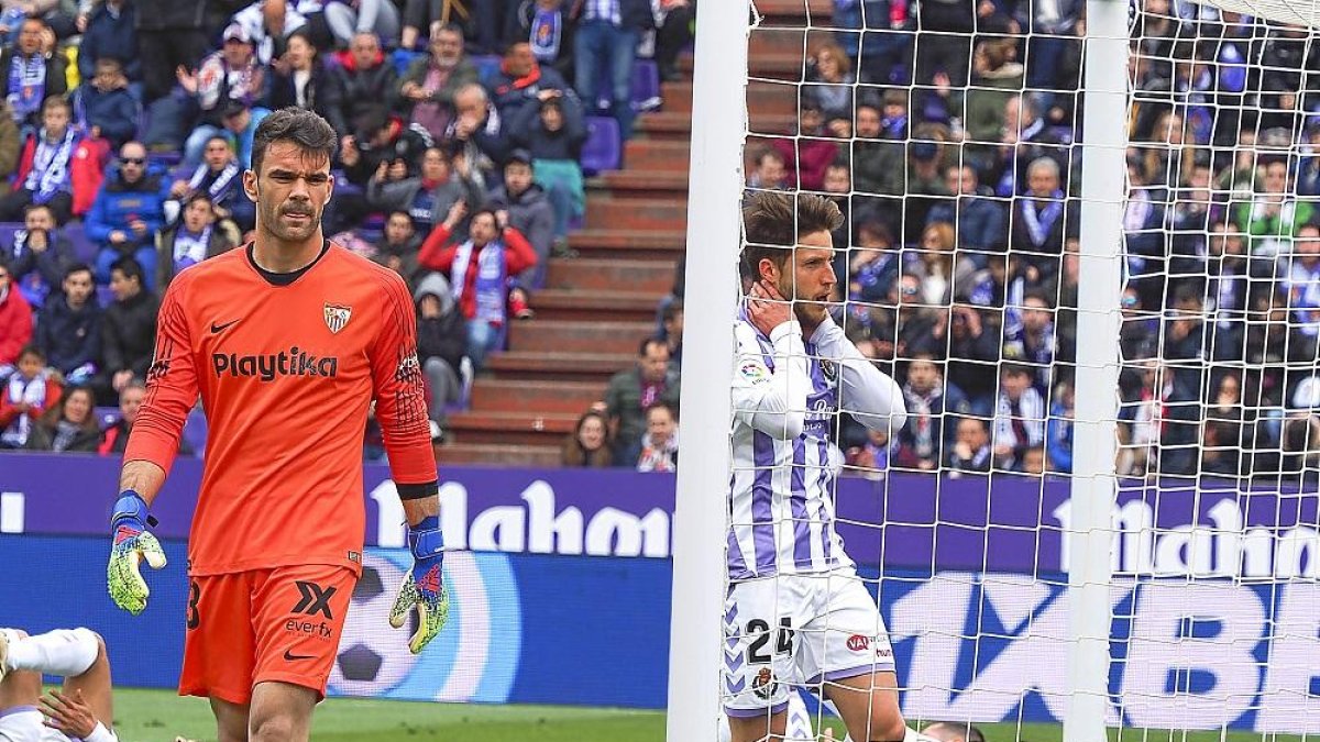 Keko se lamenta de una ocasión desaprovechada en la que también pudieron rematar Anuar y Guardiola, ambos sobre el césped.-MIGUEL ÁNGEL SANTOS