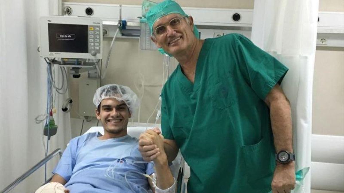 El doctor Xavier Mir junto a Bruno Hortelano.-EL PERIÓDICO
