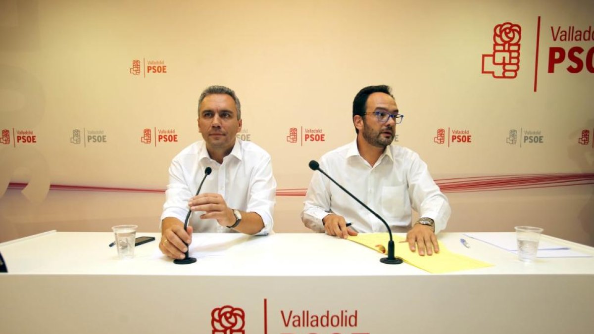 El portavoz del Grupo Socialista en el Congreso de los Diputados, Antonio Hernando, participa en un acto con simpatizantes y afiliados junto a Javier Izquierdo-ICAL
