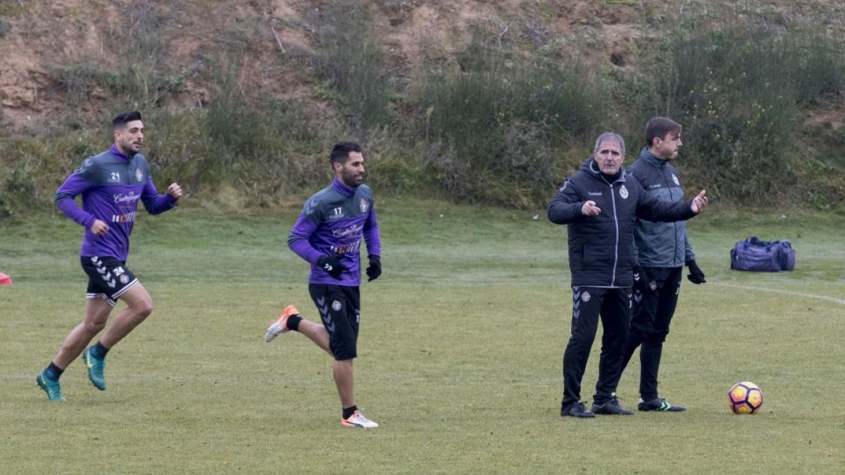 Paco Herrera observa el entrenamiento junto al preparador físico Fran Albert, mientras Moyano corre.-PABLO REQUEJO