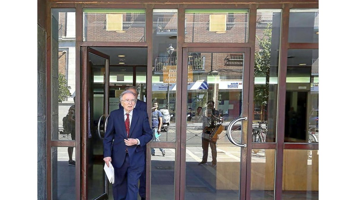 El ex director de Energía, Manuel Ordóñez, ayer, a la salida de los juzgados, donde acudió a declarar.-P. REQUEJO