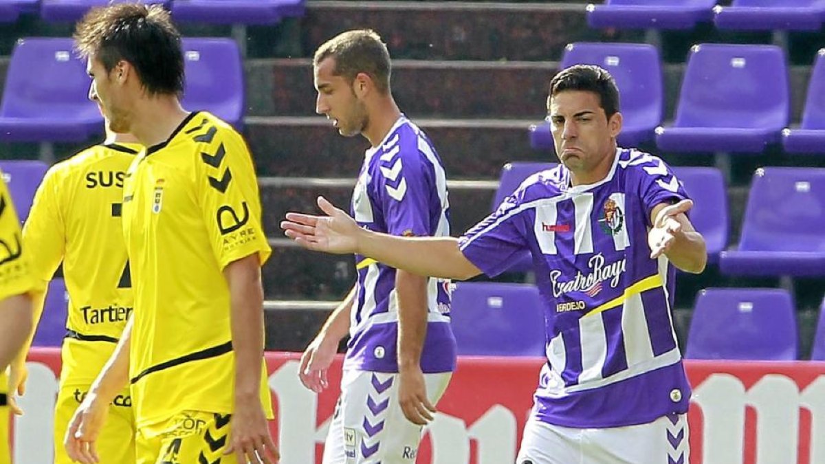 Óscar, con gesto contrariado durante el partido frente al Oviedo.-J.M. Lostau