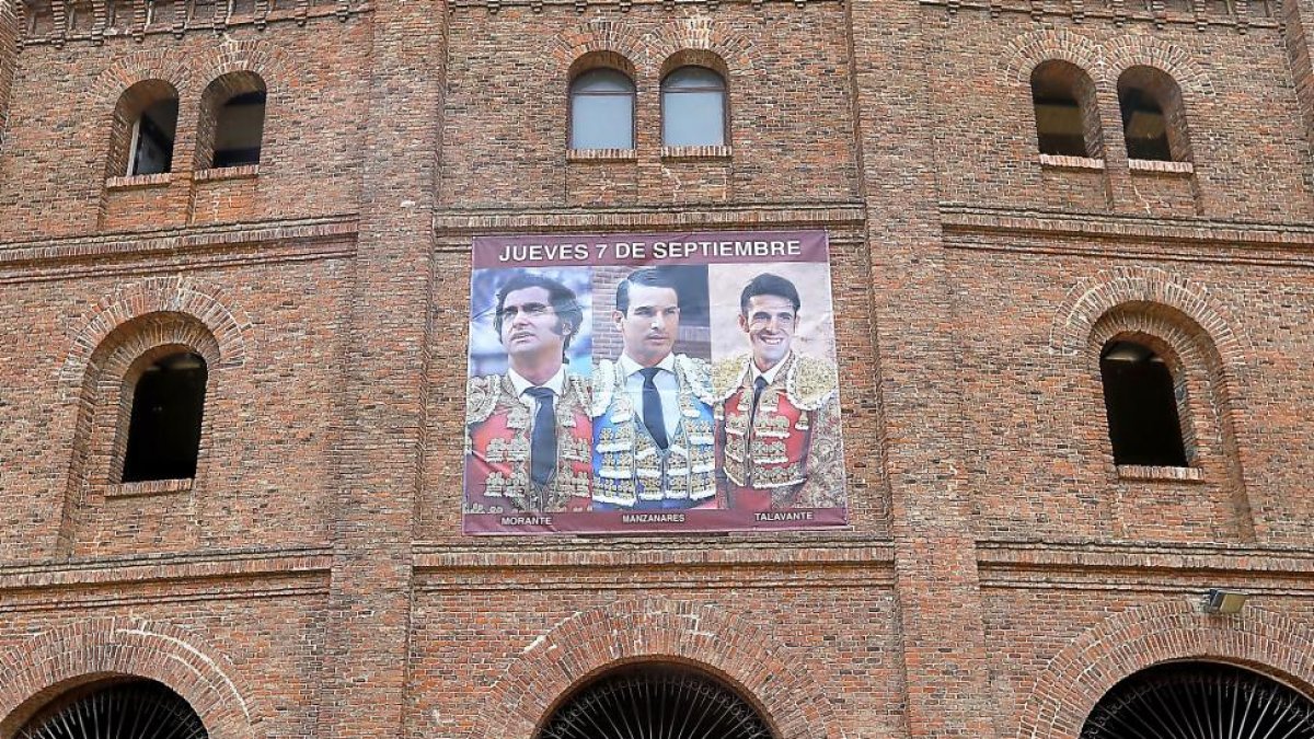 Cartel del coso de Zorrilla anunciando la presencia de Morante, Manzanares y Talavante.-J.M. LOSTAU