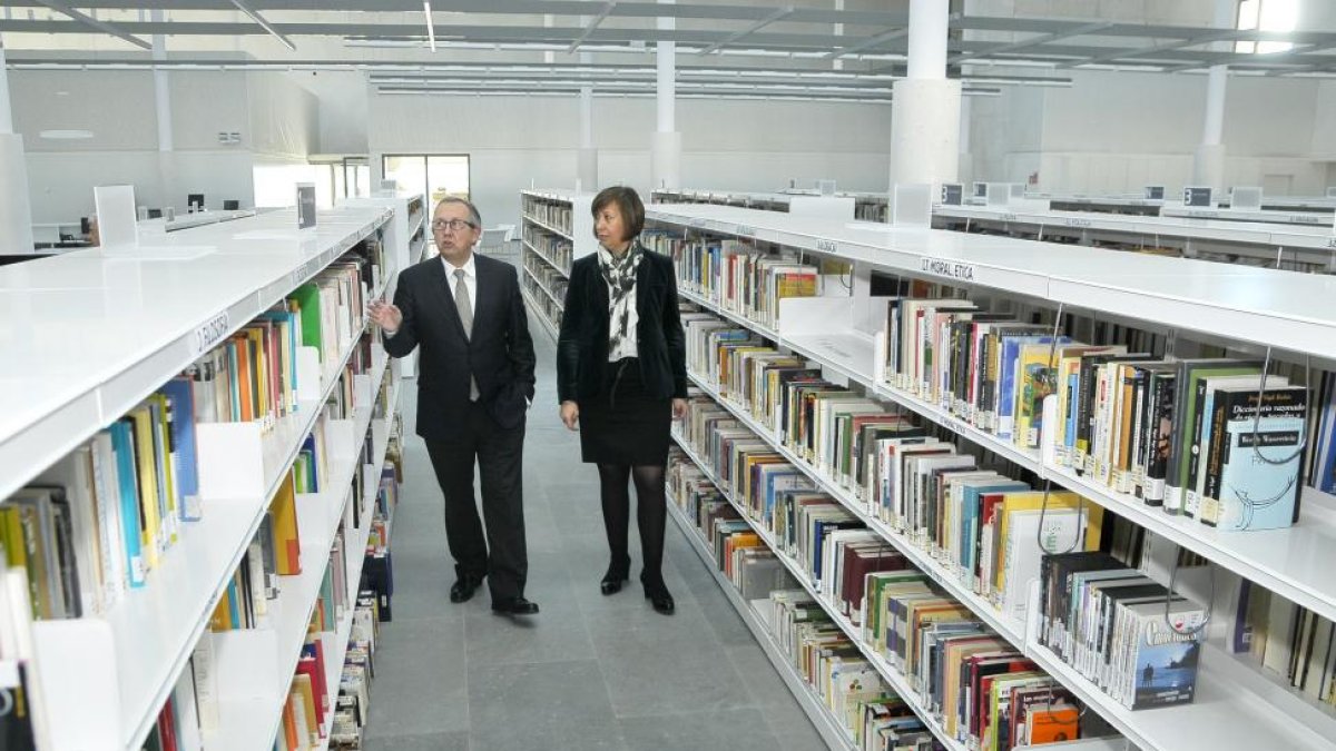 La subdelegada del Gobierno, Pilar Sanz, y el delegado territorial de la Junta de Castilla y León, Javier López-Escobar, acuden a la primera de las jornadas de puertas abiertas que celebra la nueva Biblioteca Pública de Segovia.-ICAL