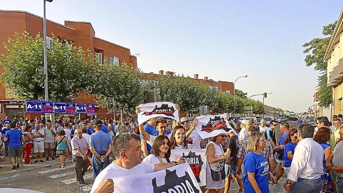 Manifestantes de la asociación ‘Sora ¡Ya!’ se acercaron a la localidad vallisoletana de Peñafiel para pedir una autovía.-ICAL