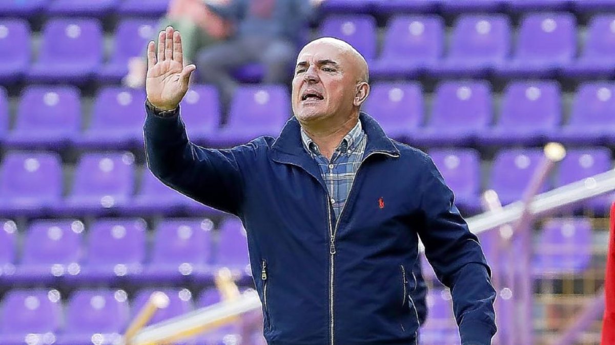 Luis César da una orden durante un partido del Real Valladolid en Zorrilla.-J.M. LOSTAU