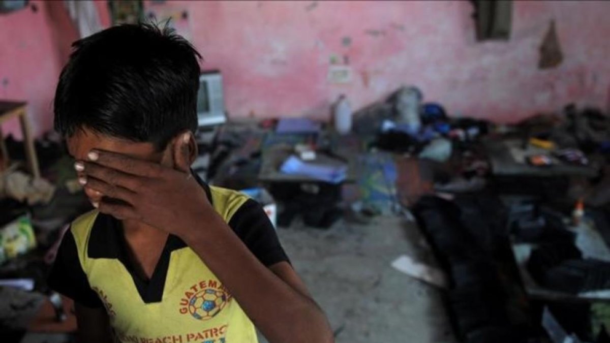 Rescate de un menor en Nueva Delhi (India), captado por una red criminal de explotación laboral infantil.-AFP