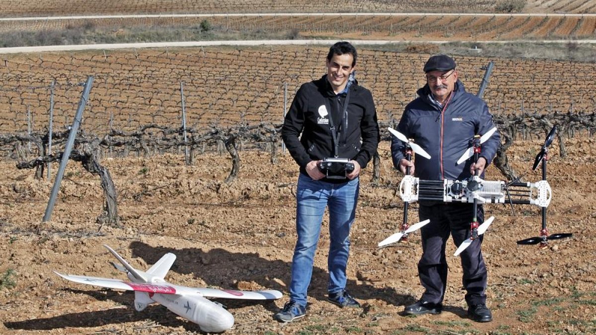 David Francés y Jerónimo Contreras, muestran los drones que sobrevuelan el viñedo de Castillejo de Robledo .-MARIO TEJEDOR