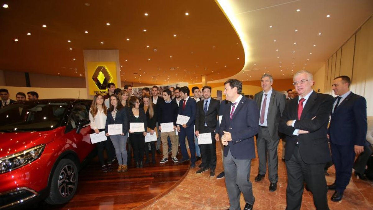 Carlos Fernández Carriedo, José Vicente de los Mozos, José Antonio López Ramón y Cajal junto a los alumnos del programa ‘Renault Experience’.-ICAL