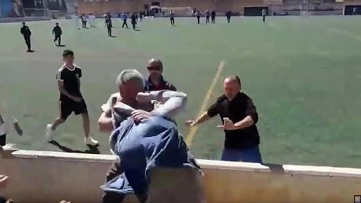 Una imagen de la pelea entre padres en el partido de infantiles en Mallorca-