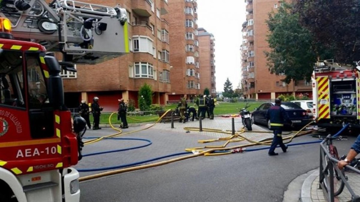 Imagen del bloque de viviendas en el que se ha producido el incendio.-@PoliciaVLLTwitter