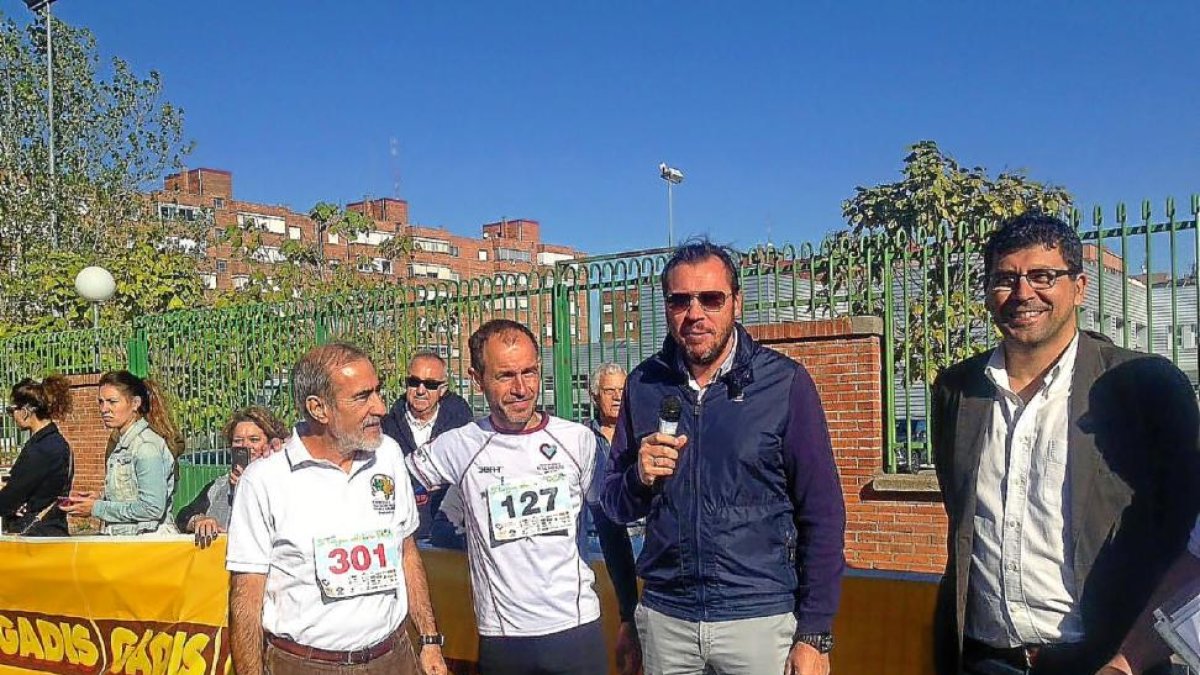 Óscar Puente y Alberto Bustos, ayer, en la Legua Solidaria.-EL MUNDO