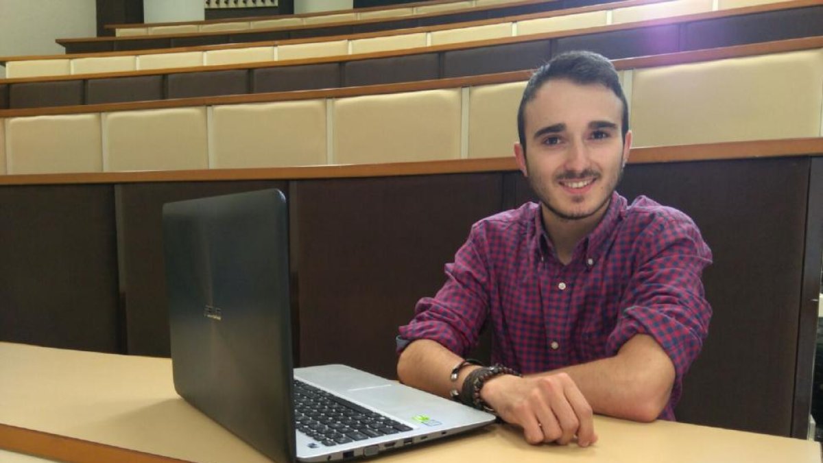Manuel Romón, estudiante de cuarto curso de Ingeniería Mecánica de la Universidad de León, desarrolla un sistema de seguridad y confort para los automóviles.-EL MUNDO