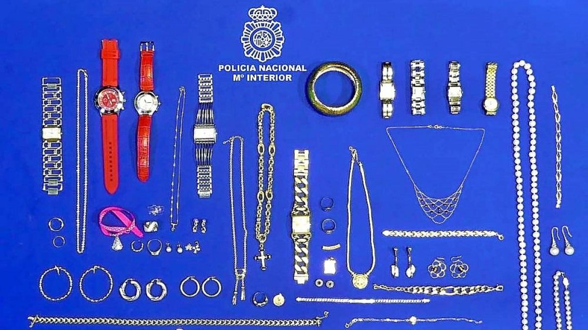 Joyas recuperadas a la pareja detenida, vecina de la víctima.-E. M.