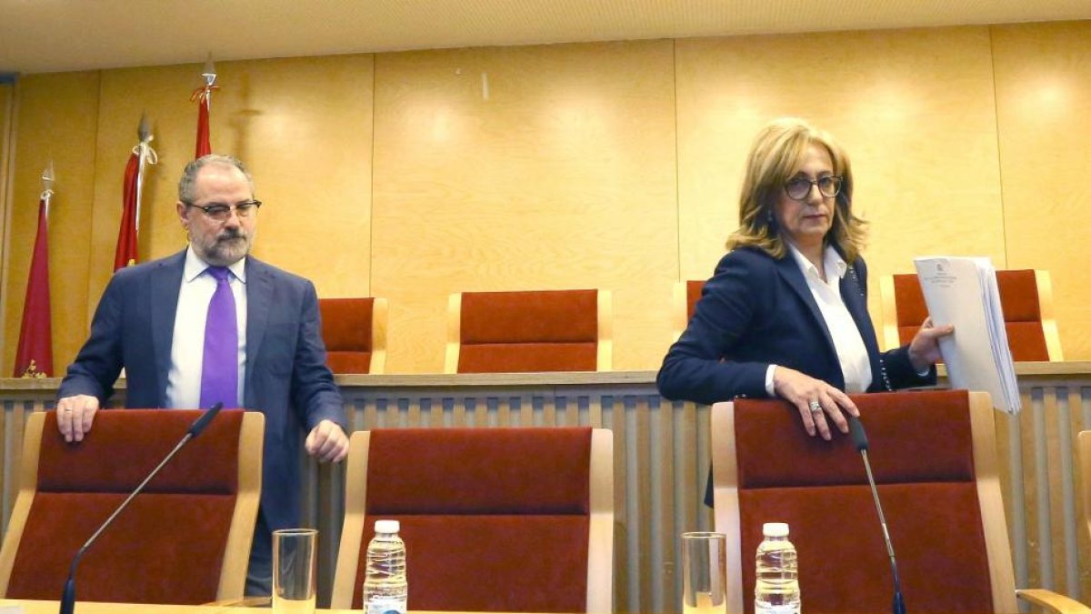 La fiscal superior de Castilla y León, Lourdes Rodríguez, junto al decano del Colegio de Abogados de Valladolid, Jesús Berdugo, inauguran una jornada sobre 'Los nuevos plazos de instrucción', organizada por el Colegio de Abogados de Valladolid.-ICAL