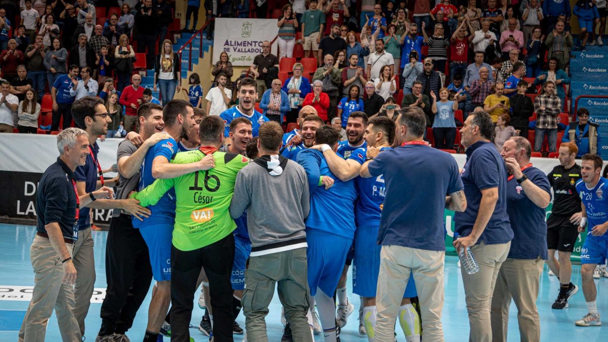 El Recoletas festeja su triunfo ante el Sinfín.