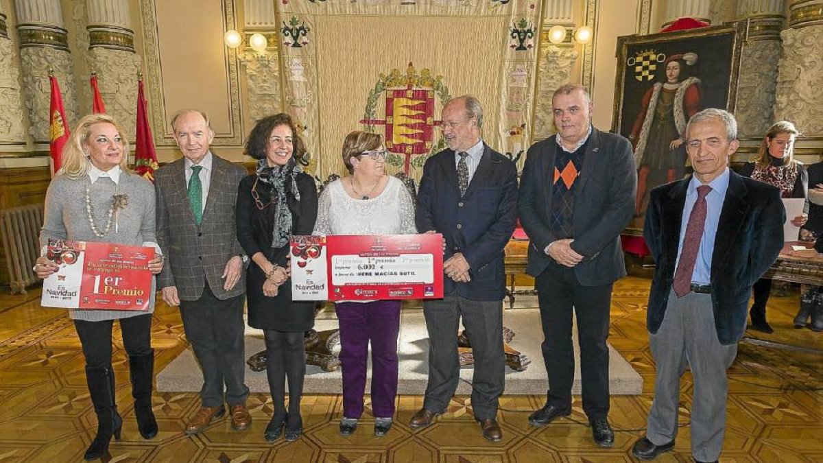 El alcalde de Valladolid junto a la ganadora de los 6.000€ del Sorteo de los Deseos-Pablo Requejo
