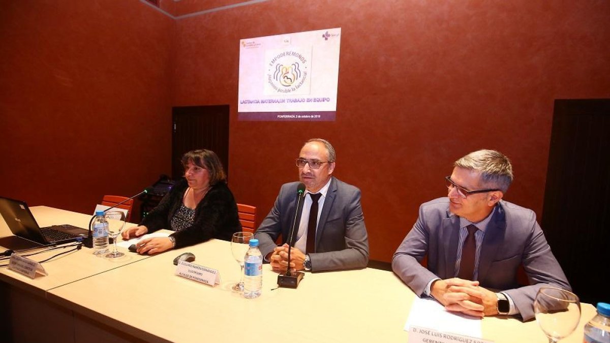 El alcalde de Ponferrada, Olegario Ramón (C), junto al gerente del área sanitaria del Bierzo, José Luis Rodríguez Soto (D), y la secretaria del Comité de Lactancia Materna, Delfina Gago.-ICAL