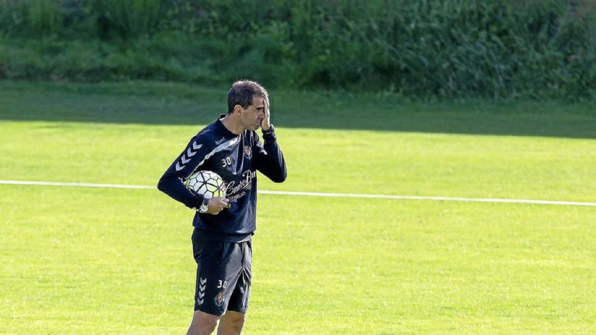 Gaizka Garitano se tapa parte de la cara durante el entrenamiento del Real Valladolid-Miguel Ángel Santos