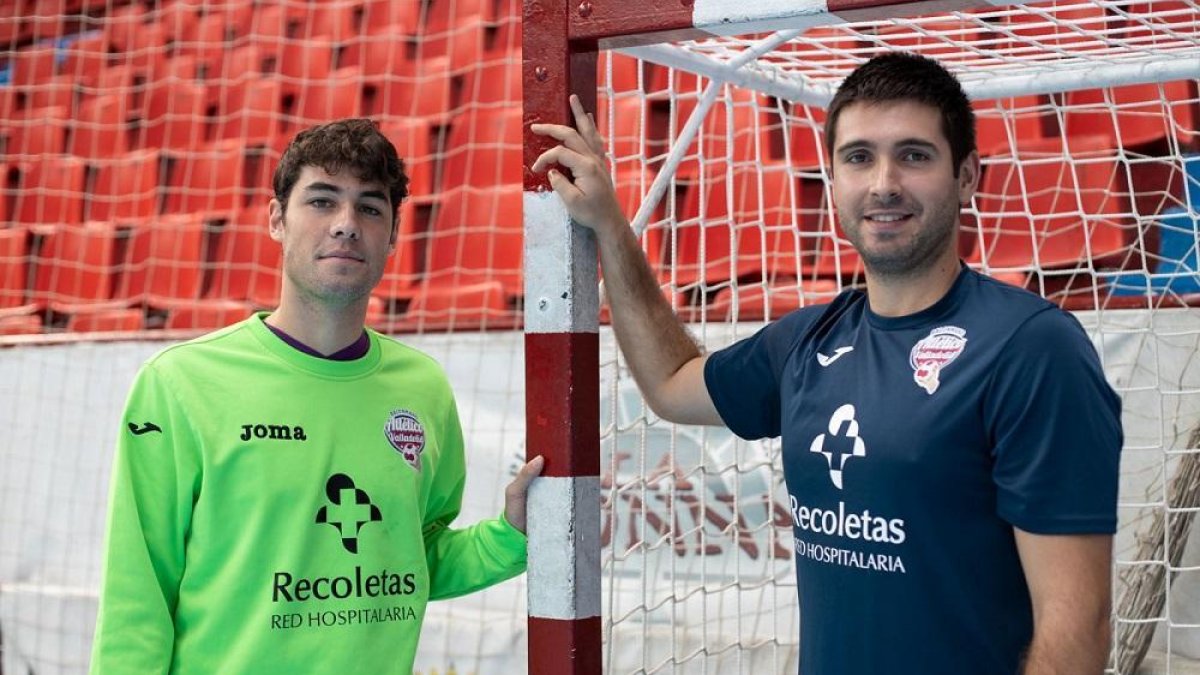 Alberto Cepeda, con la camiseta de segundo portero del Recoletas, junto a César Pérez ayer en Huerta del Rey.-E. M.