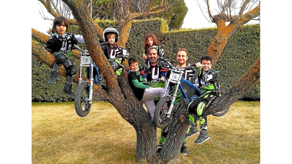 Chavales de la Escuela de Trial del Club Deportivo Portillo, acompañados por dos pilotos del equipo.-E. M.
