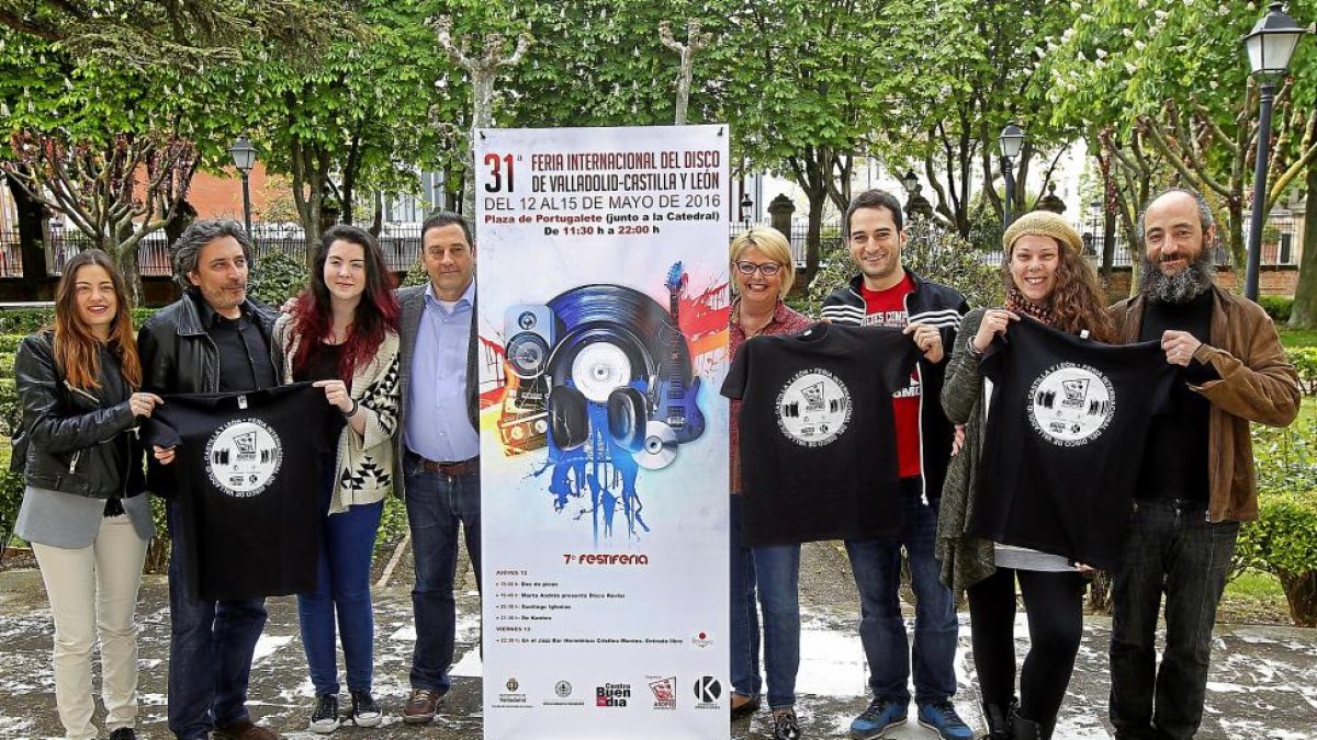 Carlos Ramírez y Amelia Aguado junto a algunos de los artistas que participaran en Festiferia.-J. M. LOSTAU