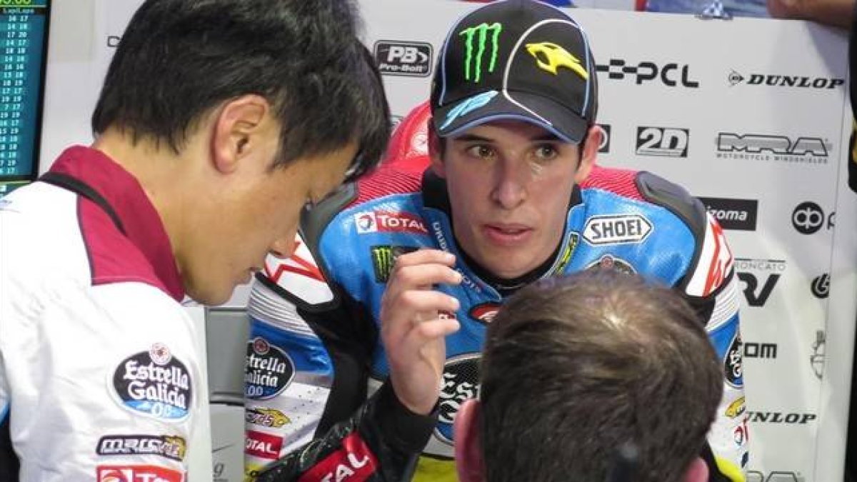 Àlex Márquez, con su equipo en Brno, este domingo.-Foto: EMILIO PÉREZ DE ROZAS