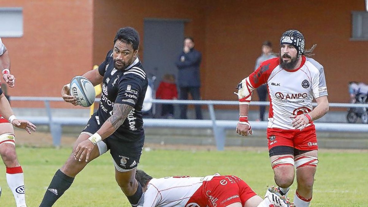 Mamea salva el placaje del Ordizia en la jugada que terminó con el tercer ensayo del SilverStorm.-J.M.LOSTAU