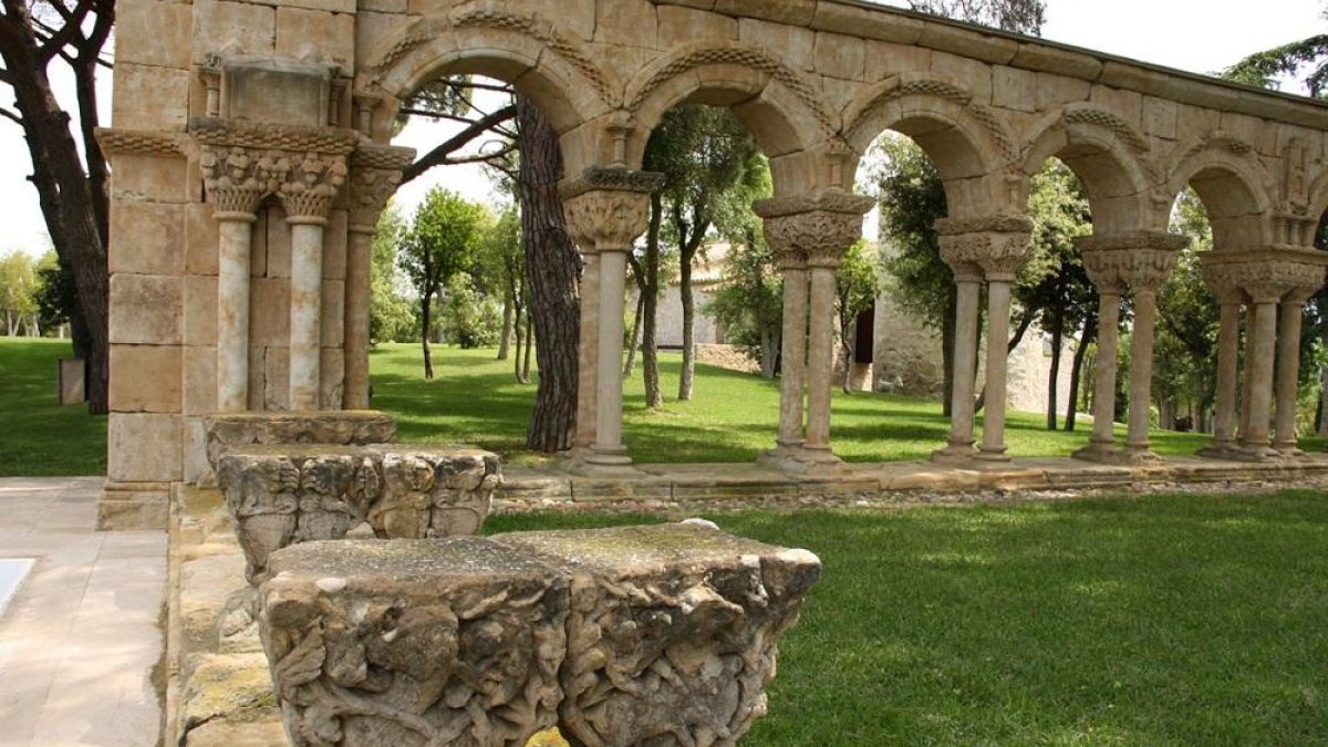 Imagen de las arcadas claustrales del jardín de Mas de Vent, en Palamós.-JAVIER NUÑO GONZÁLEZ