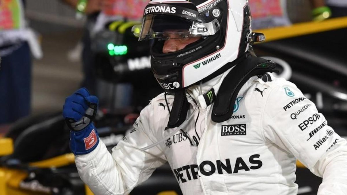 Valtteri Bottas celebra, puño en alto, en Baréin, su primera 'pole' con Mercedes.-