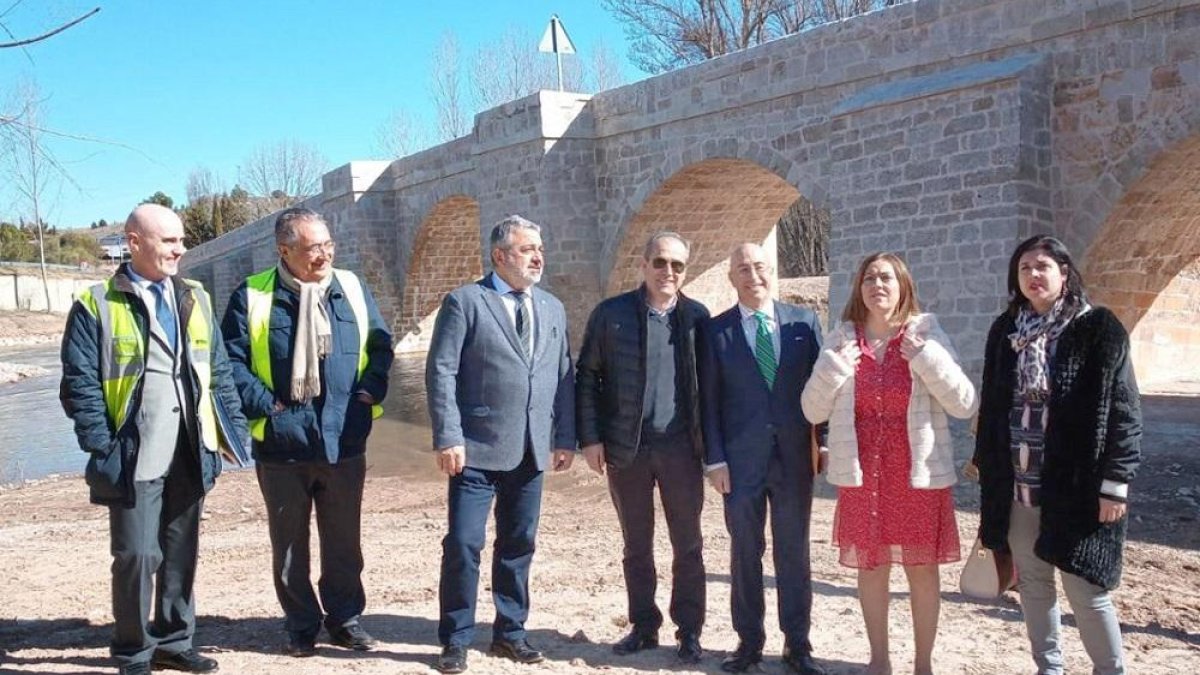 La delegada de gobierno visitó el reestructurado puente de La Vid.-ECB