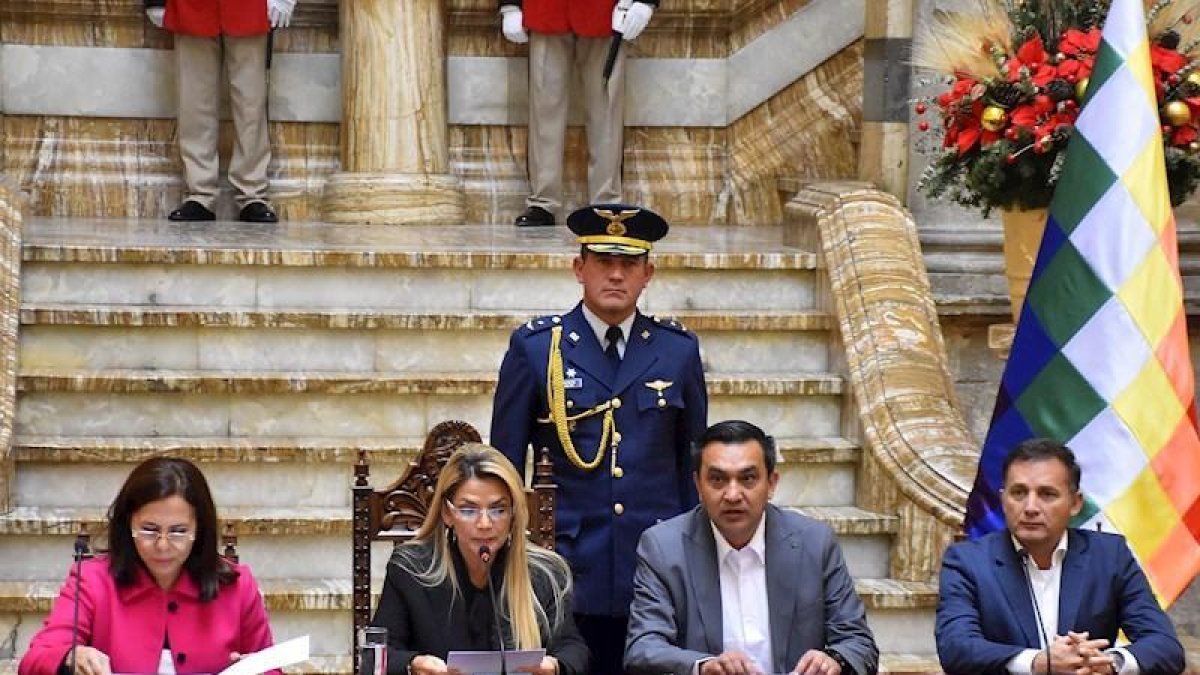 Comparecencia de la presidenta interina de Bolivia, Jeanine Áñez (2-i) junto a la Canciller, Karen Loganric (1-i), el ministro de la Presidencia, Yerko Núñez (2-d) y el ministro de Defensa, Fernando López (1-d), este lunes, en La Paz (Bolivia).-EFE / STRINGER