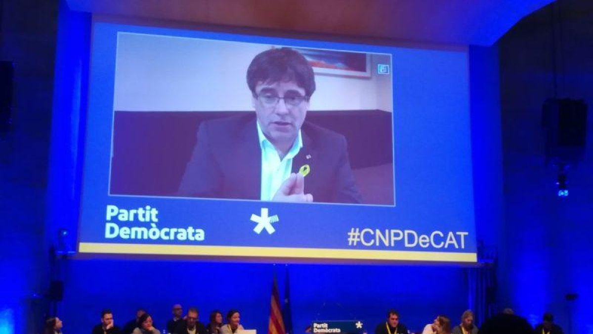 Carles Puigdemont, en su intervención, desde Bruselas, en el Consell Nacional del PdeCAT.-EL PERIÓDICO