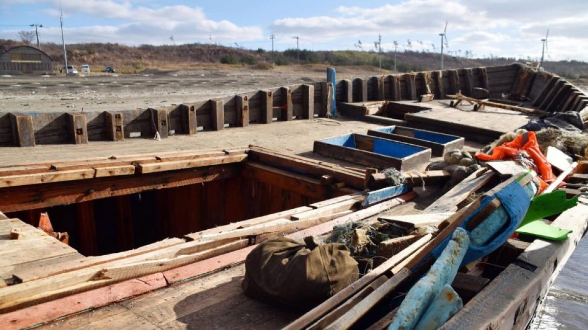 Una embarcación norcoreana hallada en las costas de Akita, en el norte de Japón.-/ AP / KANTARO SAKI (AP)