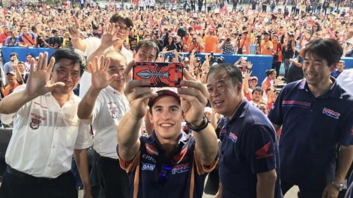 Marc Márquez se hace un 'selfie', teniendo a su izquierda al jefe de HRC, Shuhei Nakamoto, en su reciente visita a Indonesia, el pasado martes.-HONDA RACING CORPORATION (HRC)