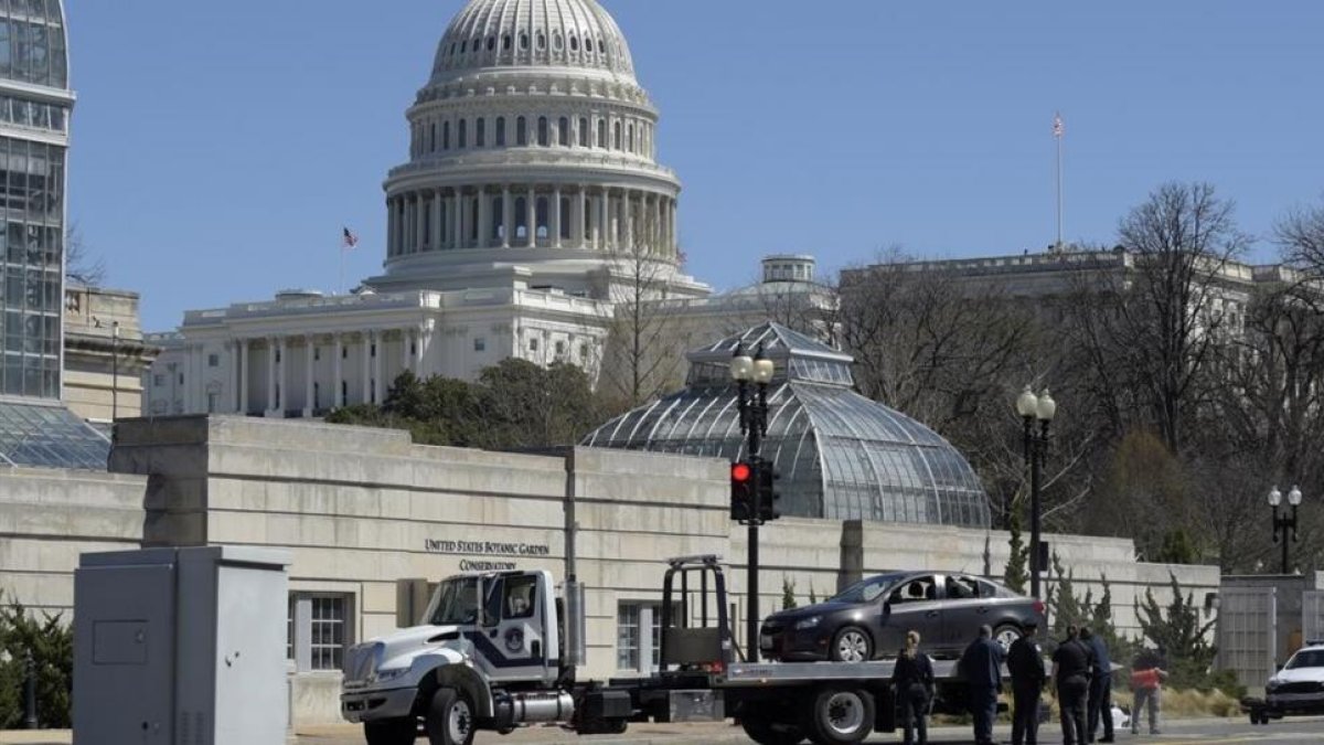 Una grúa retira un coche implicado en un incidente ante el Capitolio.-Susan Walsh