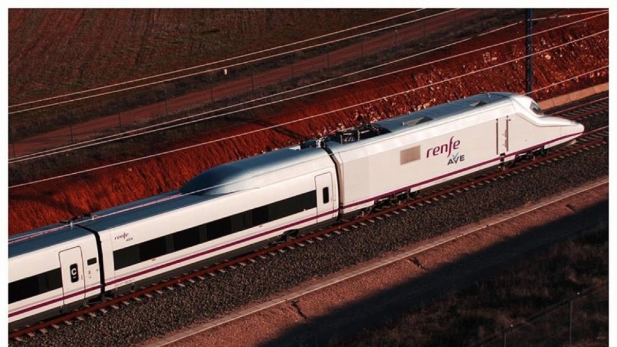 Tren de la compañía Renfe, realizando un trayecto.-EUROPA PRESS