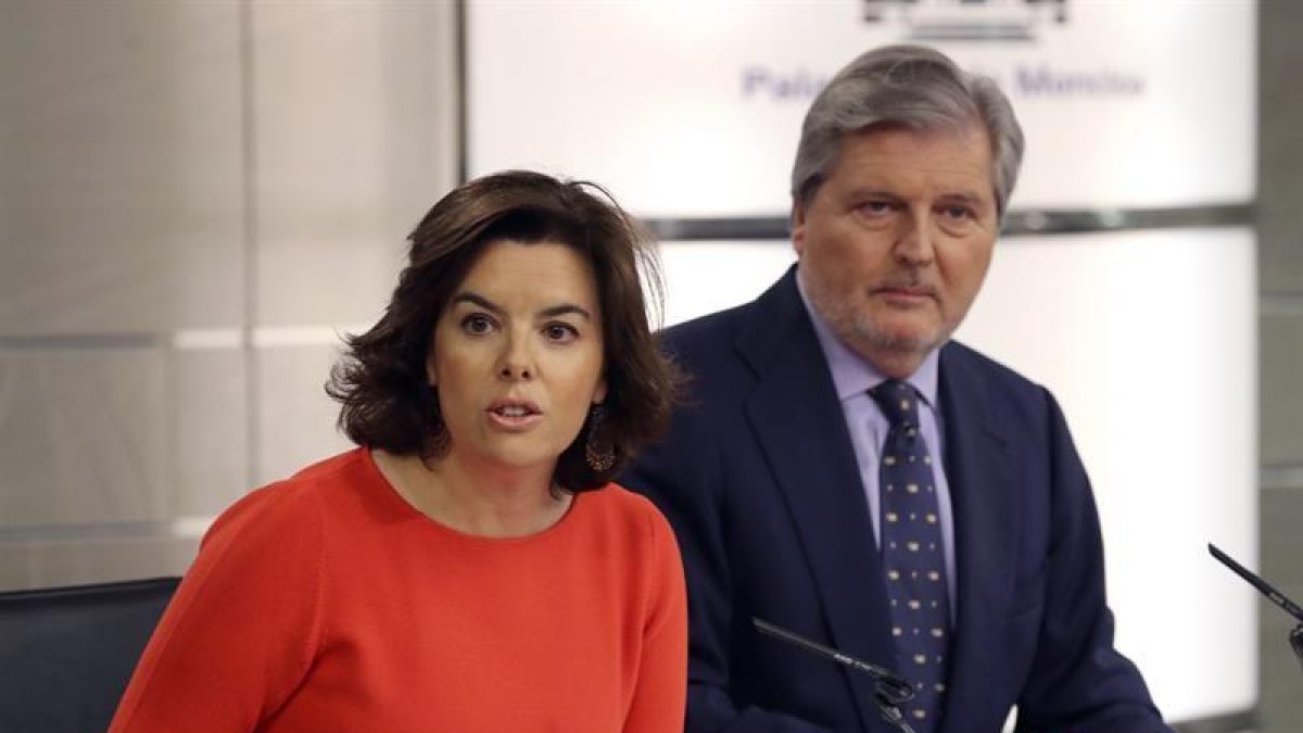 La vicepresidenta del Gobierno y ministra para la Administración Territorial, Soraya Sáenz de Santamaría, junto al portavoz y ministro de Educación, Cultura y Deporte, Íñigo Méndez de Vigo.-EFE