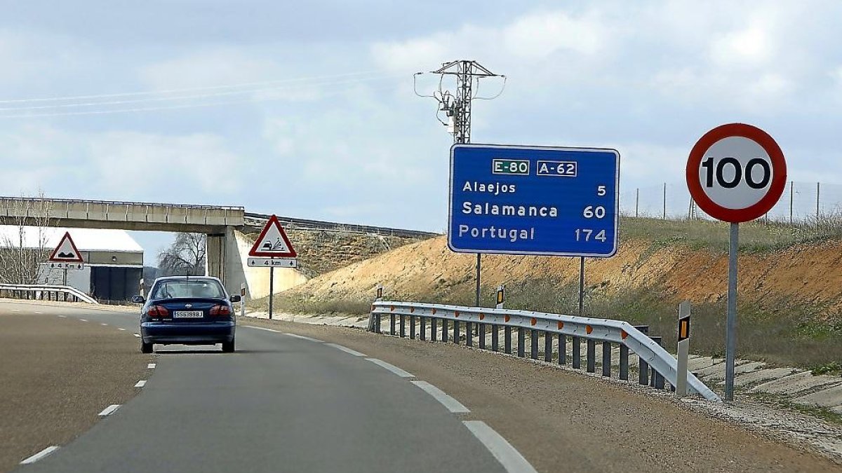 Foto de archivo de una carretera con la señalización del límite de velocidad hasta 100 kilómetros por hora.-E. M.