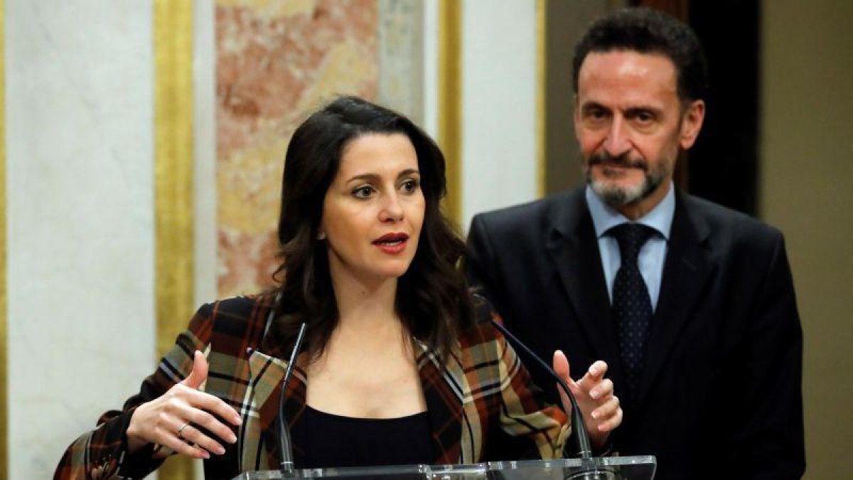 La líder de Ciudadanos, Inés Arrimadas, junto a su compañero Edmundo Bal, durante su comparecencia ante los medios para valorar el discurso de Pedro Sánchez.-EFE