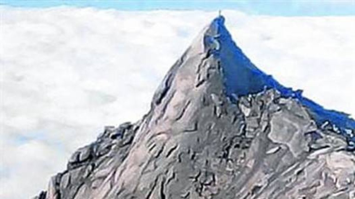 Eufóricos 8Cinco turistas celebran desnudos el ascenso al Kinabalu.-