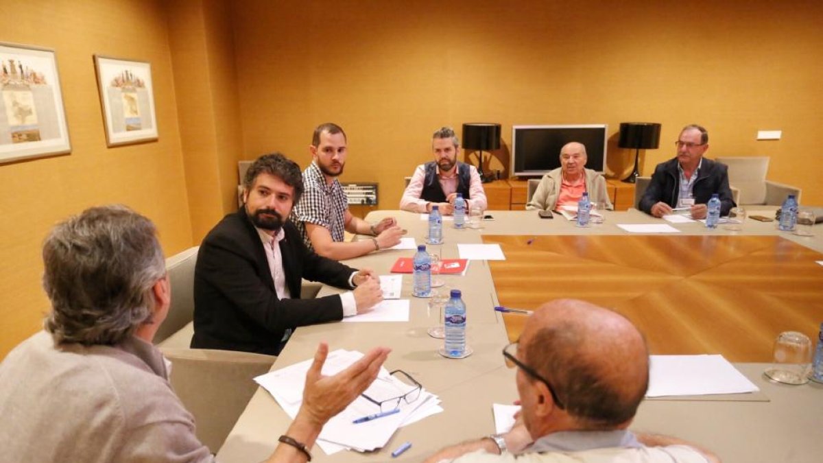 El coordinador de IUCyL y procurador de IU-Equo, José Sarrión, y el responsable de Política Institucional de IUCyL, Javier Yagüe, se reúne con representantes de CCOO y UGT-Miriam Chacón / ICAL
