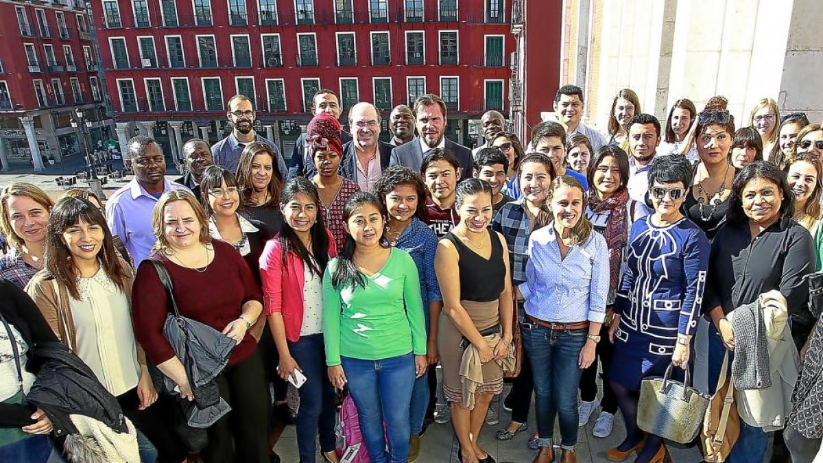 Estudiantes extranjeros posan con el alcalde y con José Ramón González en el balcón del Ayuntamiento.-J.M.LOSTAU