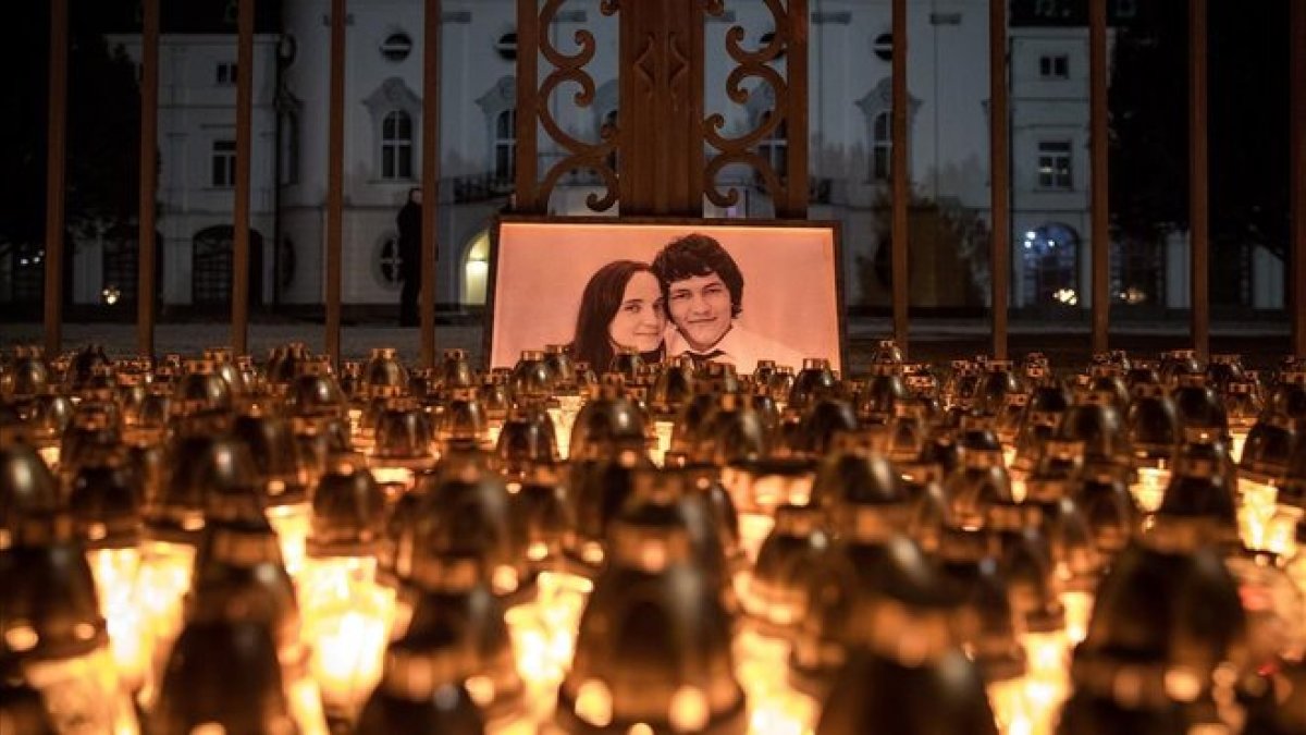 Homenaje en Bratislava al periodista Jan Kuciak y su prometida, Martina Kusnirova, tras ser asesinados.-MATEJ KALINA (EFE)